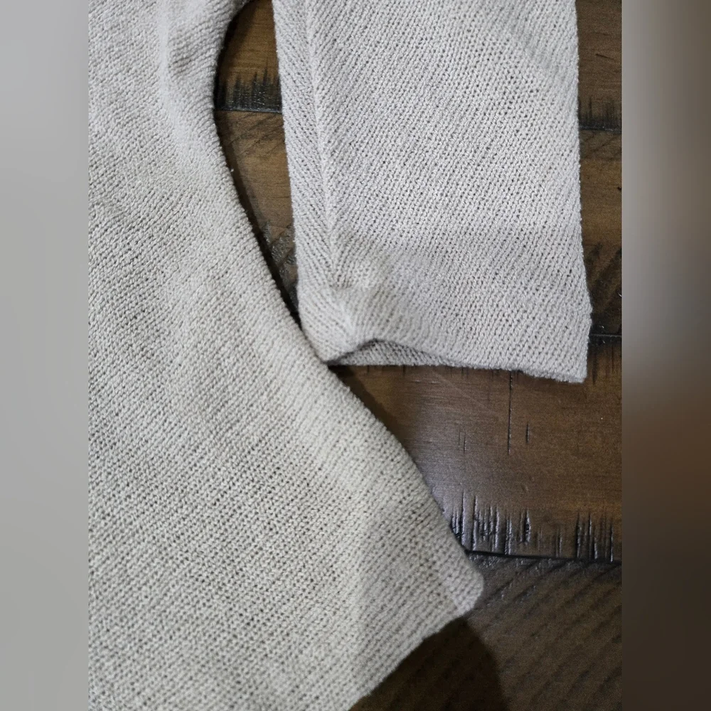 H&M Women's V-Neck Sweater in Light Cream